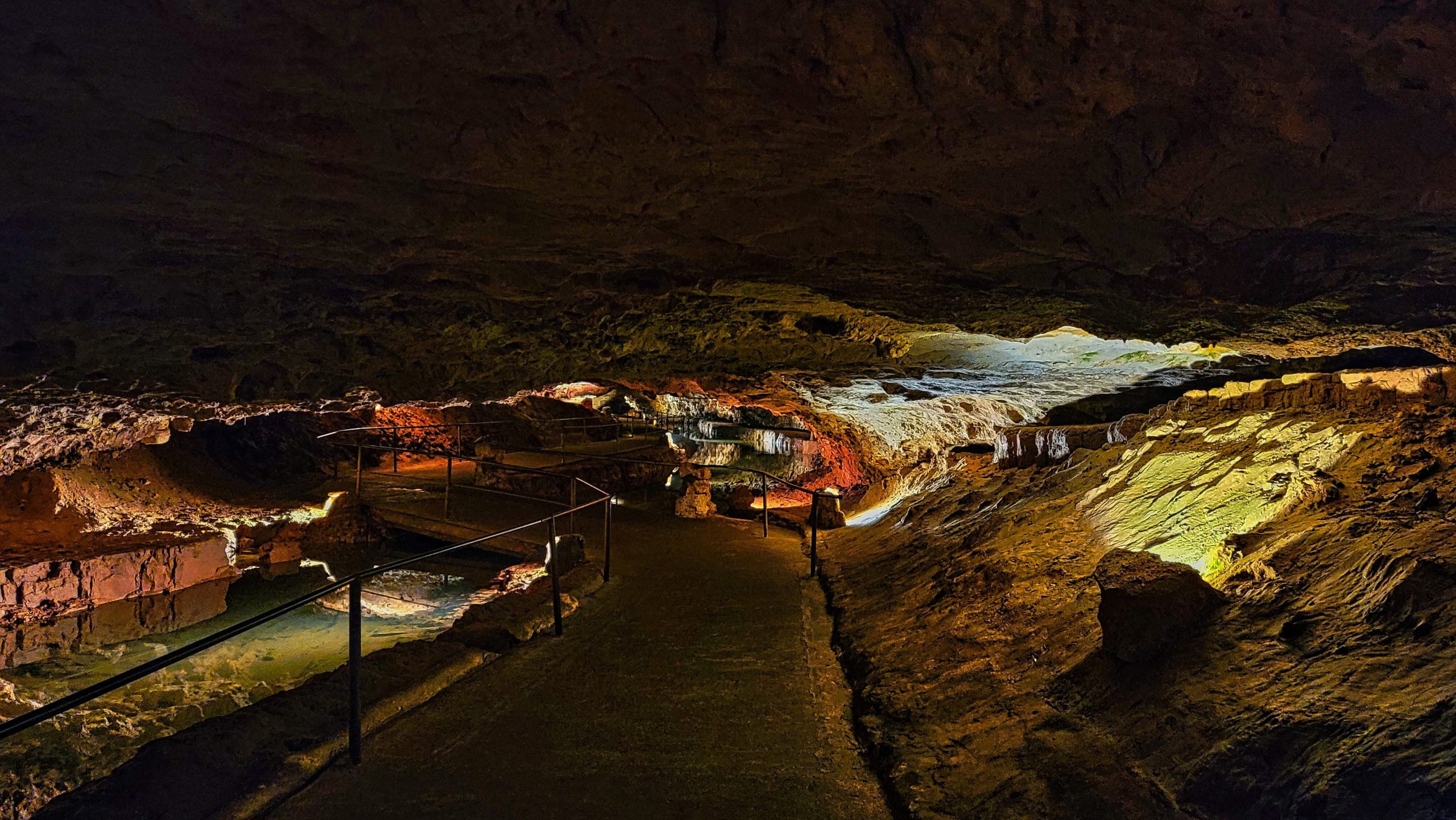 Meramec Caverns corridor near Sullivan MO