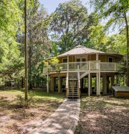 exterior of cabin rental in Florida