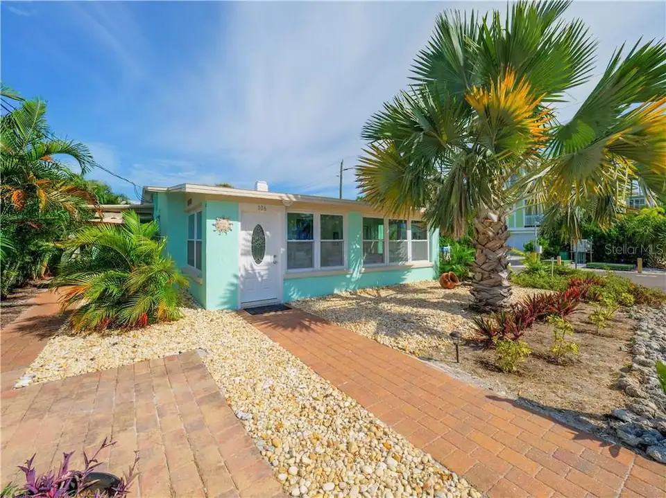 Darling Old Florida Beach Cottage, Steps From Gulf