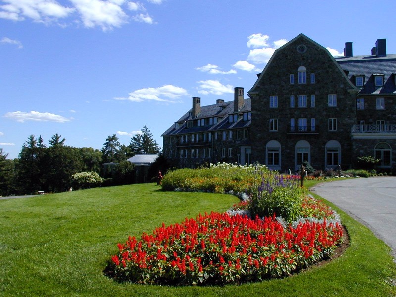 Flowers and entrance at Skytop Lodge