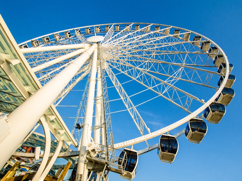 The Seattle Great Wheel offers beautiful panoramic view of the city and Elliott Bay. 