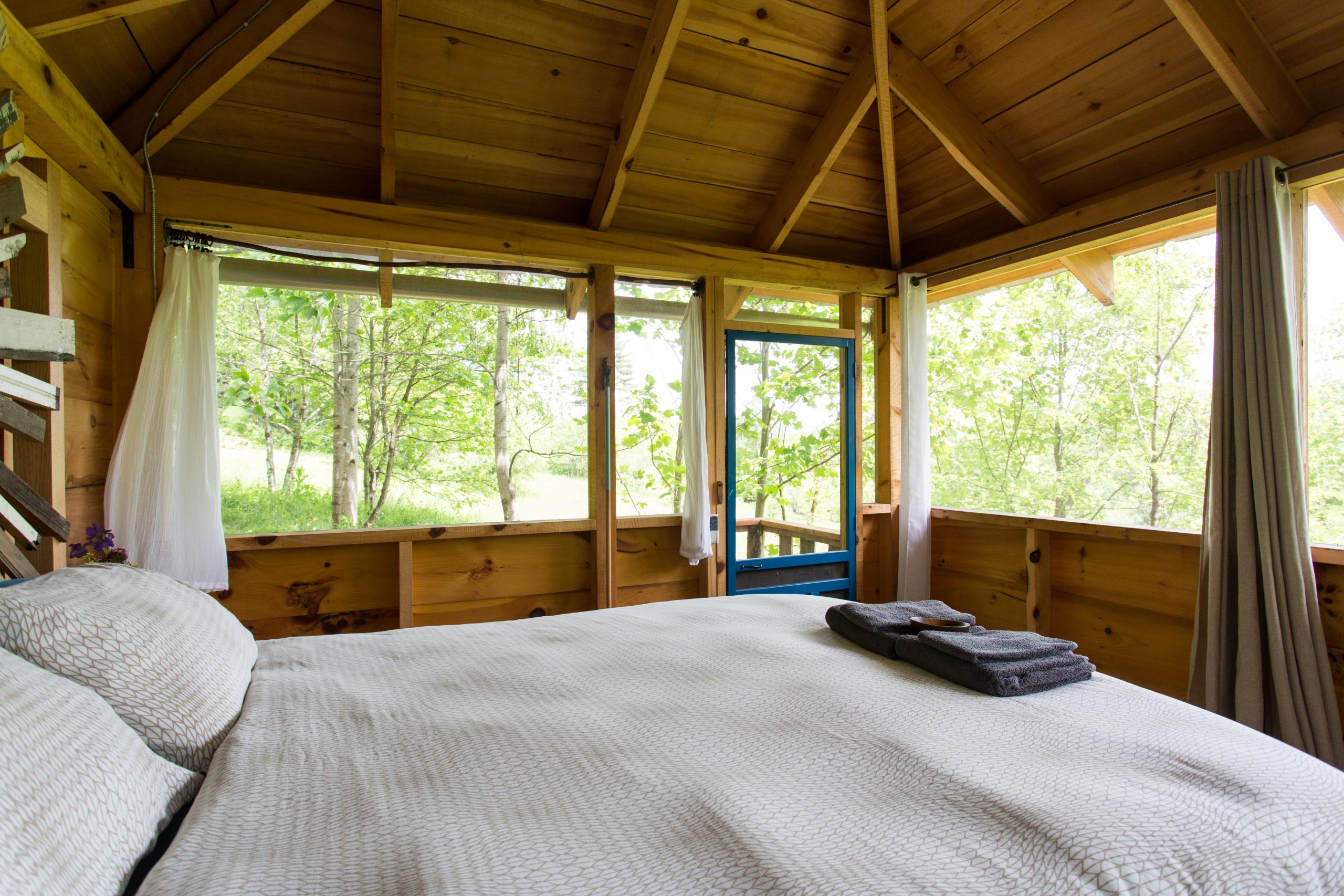 Relaxing Bedroom in the Trees - Weaverville