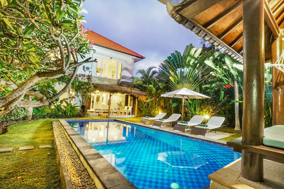 Big Tropical Villa with Pool in Heart of Canggu