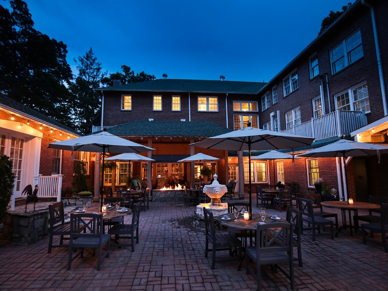 The Monte Vista Hotel has an on-site bar and restaurant that serves new Southern cuisine.