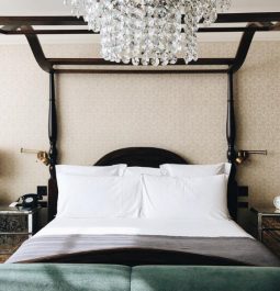 four poster bed with chandelier