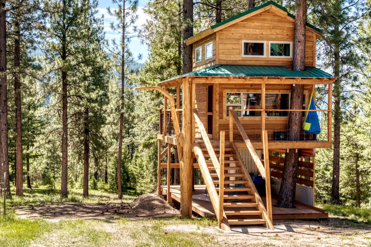 Treehouse with Private Deck in a Remote Location 