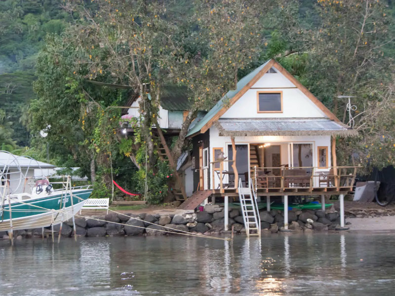 Tahitian bungalo