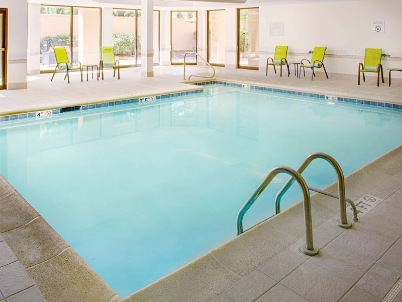 Pool at Courtyard by Marriott Birmingham Colonnade/Grandview