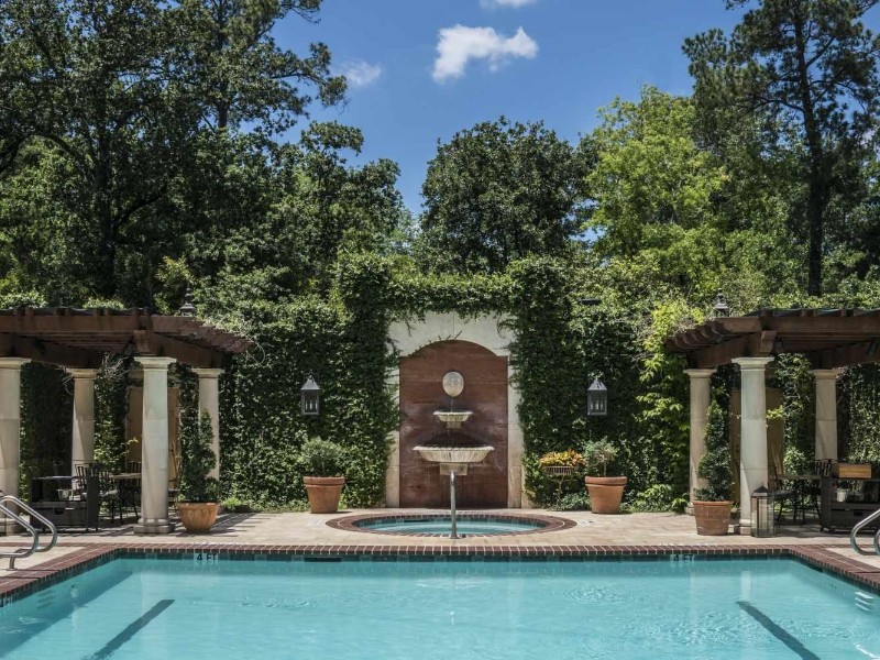 pool at Hotel Granduca