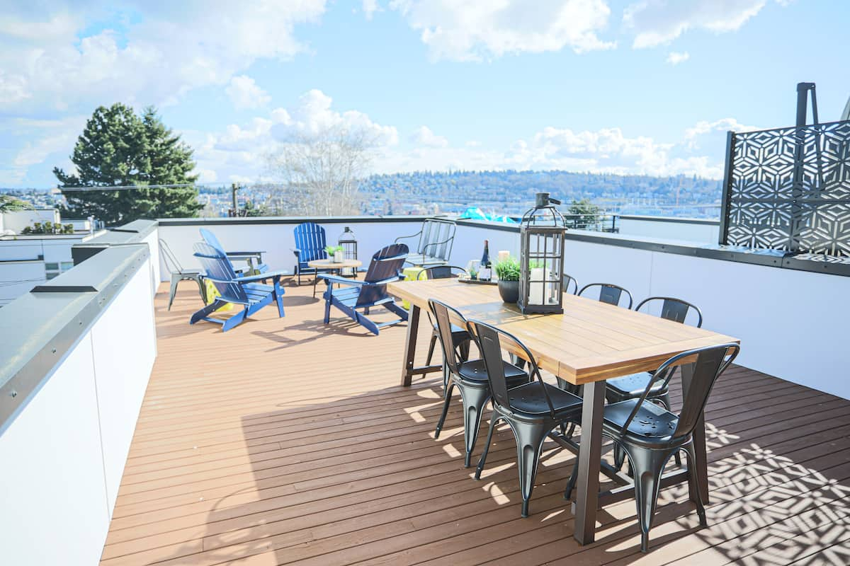 Queen Anne Location, Four Bedrooms with Rooftop & Lake View