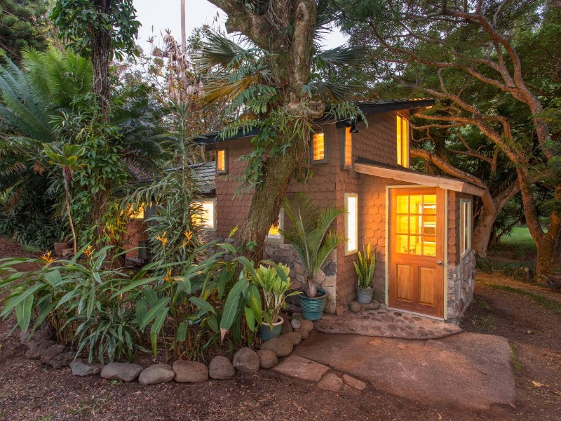 Gingerbread House Airbnb, Maui