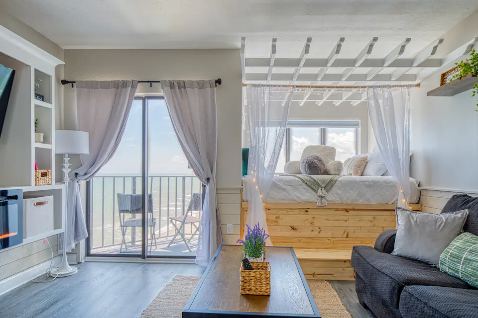 Bed Nook Overlooking the Ocean