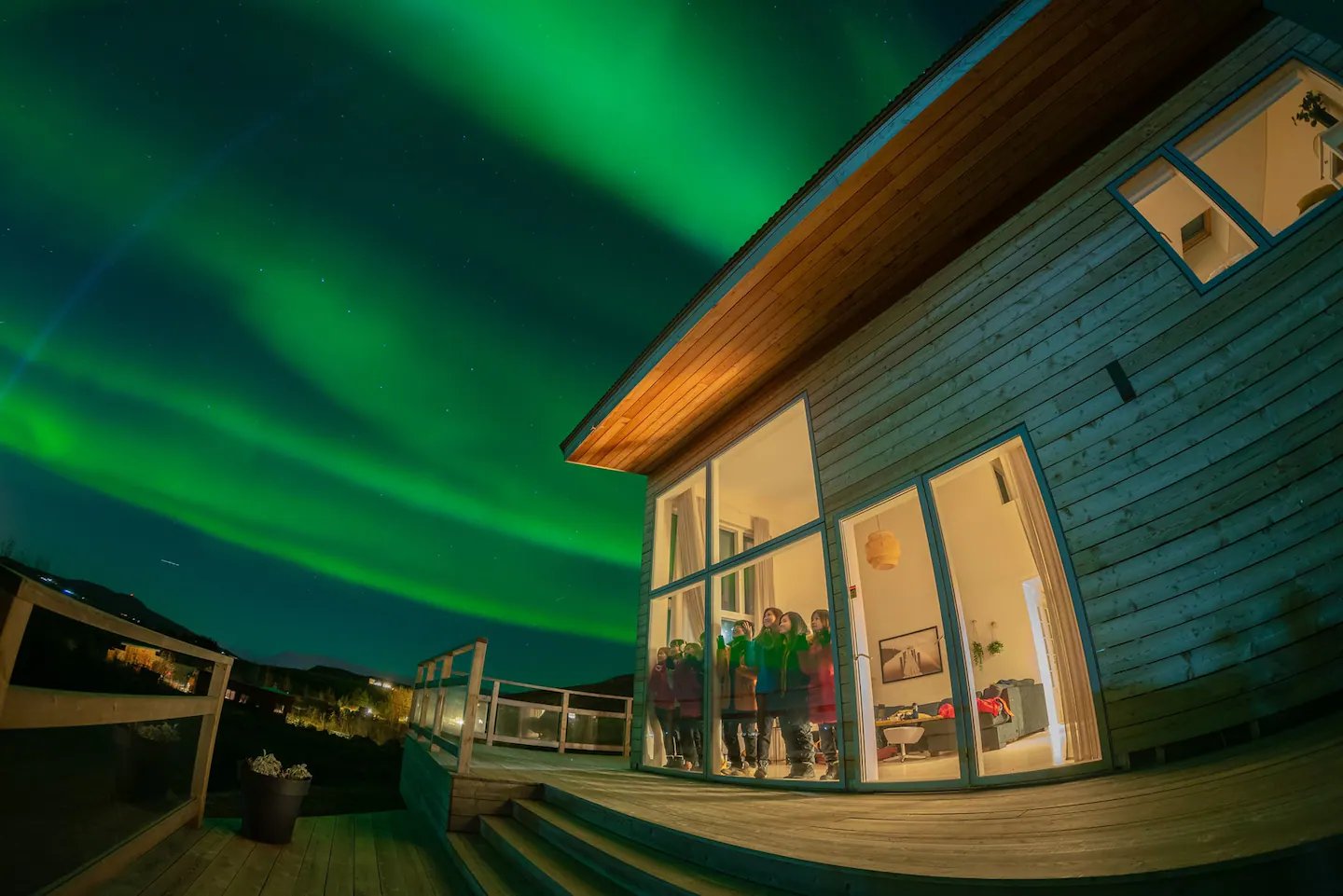 Northern lights Luxury with Hot Tub, 10 Minutes to City