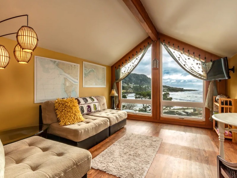 A Most Charming Space, living room with a view, Yachhats, Oregon Airbnb