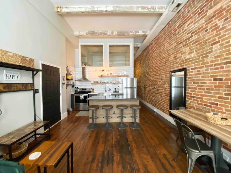 Hip Loft in Heart of Historic DT 2 King BR + Pkg