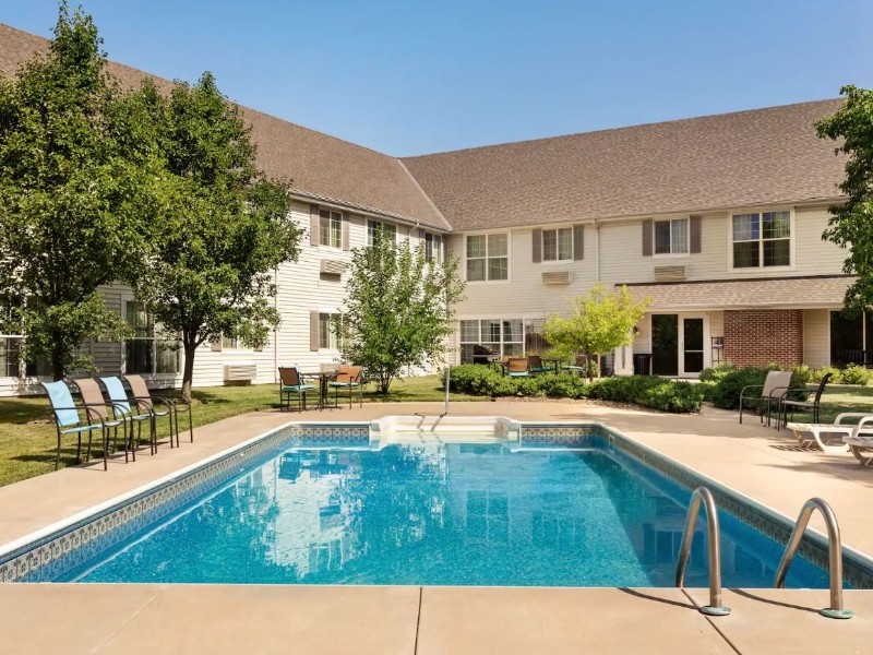 Pool at Baymont Inn & Suites – Wichita East