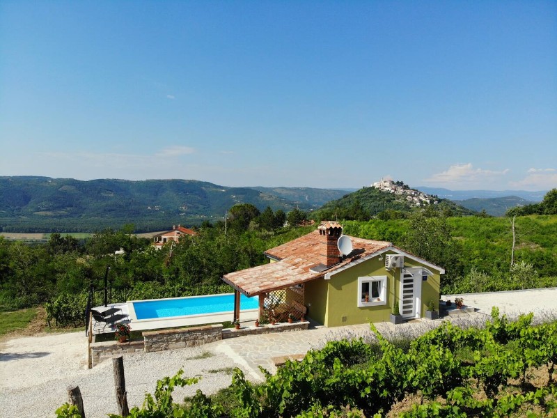 Casa Monteriol in the Middle of a Vineyard