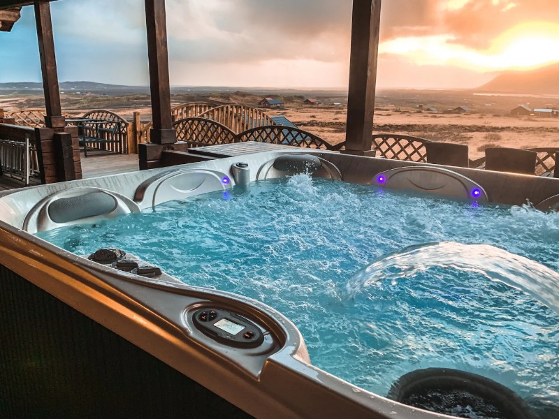 Golden Circle cabin with sweeping views, hot tub, Iceland