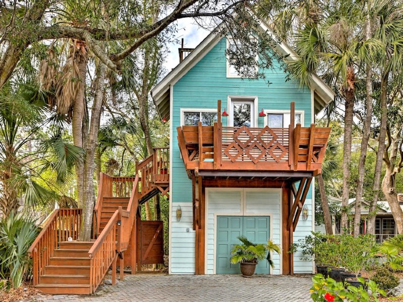 Chic Folly Beach Haven with Deck - Steps to Ocean