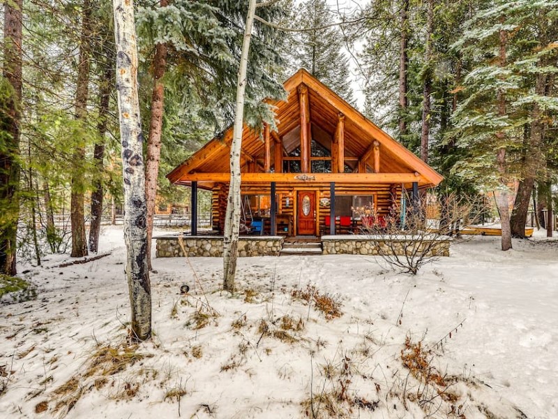 Lovely cabin w/fireplace, fire pit & deck-walk everywhere