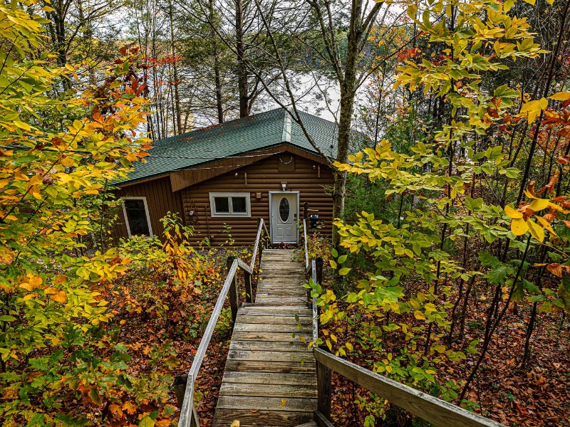 Year-Round Water Views, Cozy House Near Ski Resort