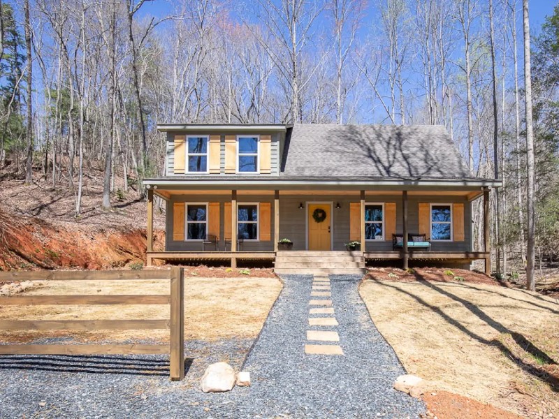 Cozy Cabin near Historic Dahlonega Town Square