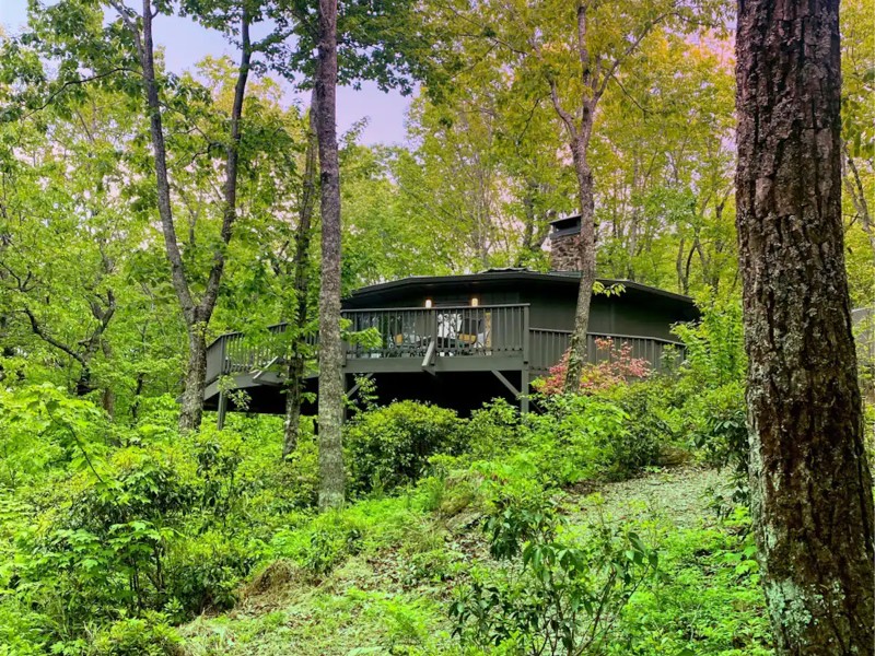 Cabin with Mountain Views and Fall Leaves