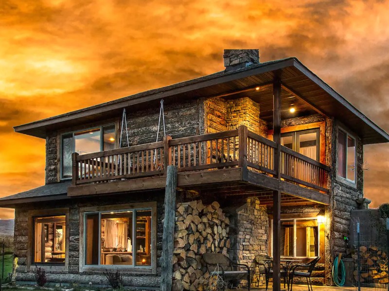 Romantic Cabin with Mountain View, Hot Tub and Fireplace, Livingston, Montana