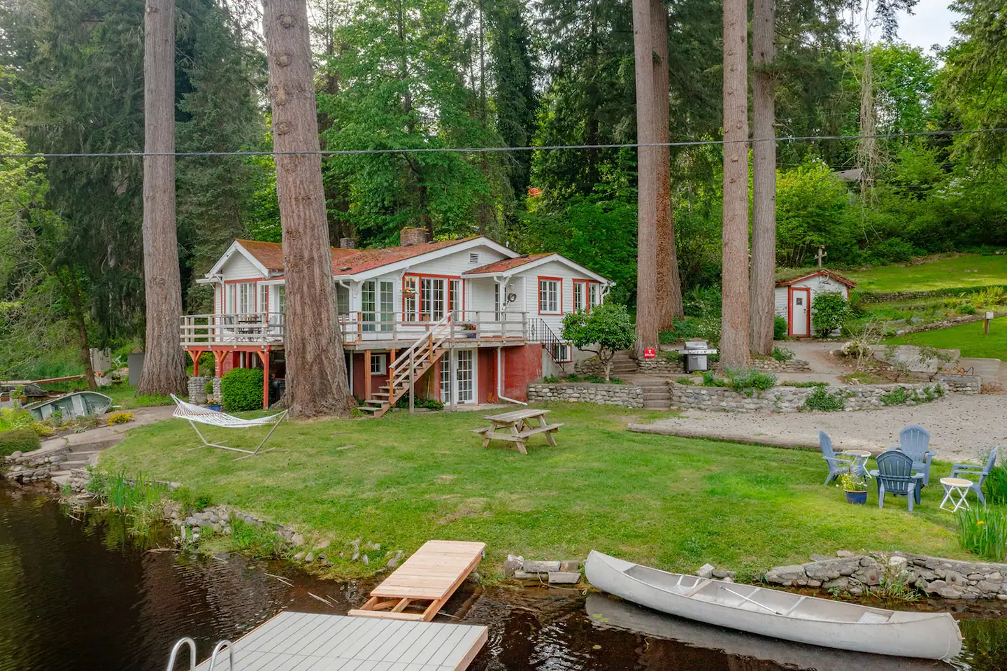 Cozy Lake Front Cottage - Family & Pet Friendly