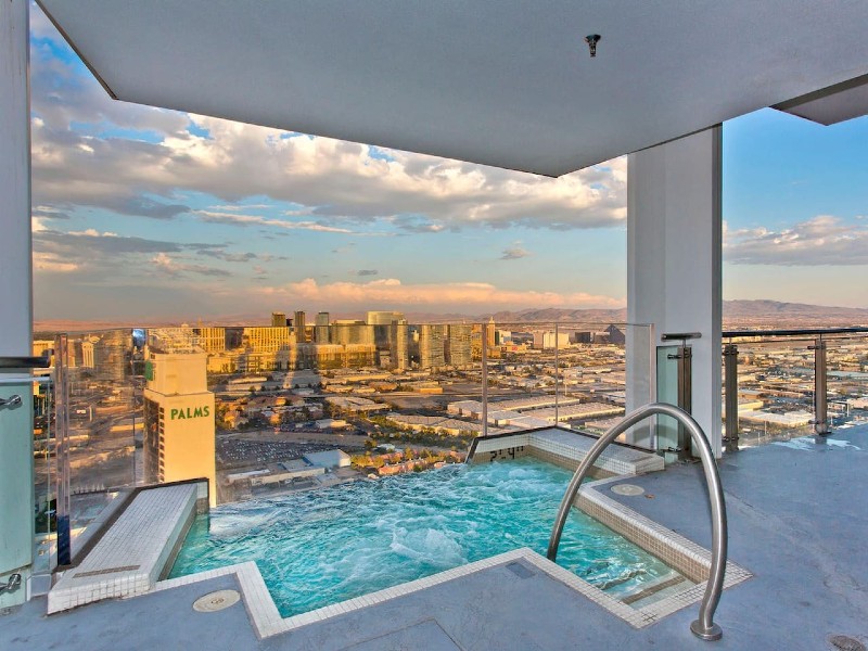 VEGAS Huge Penthouse HotTub on Balcony