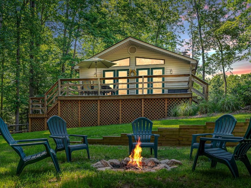 Firepit at Cozy Lake Anna Hideaway 