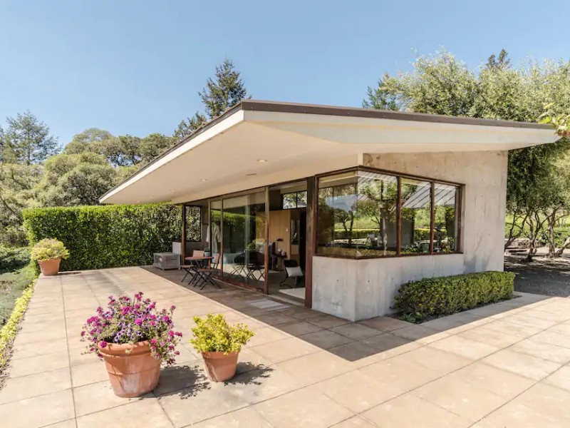 Exterior of Vineyard Retreat with Spa and Pool