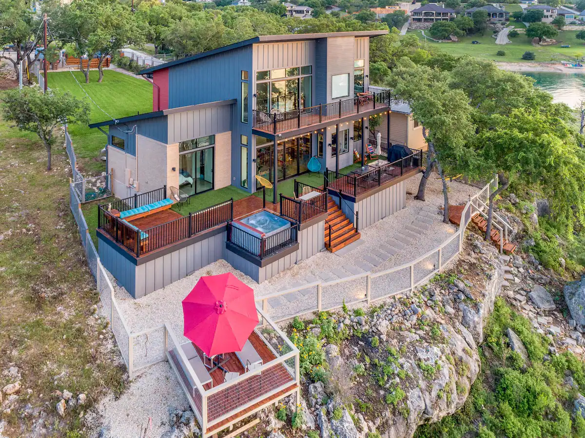 Happy Owl Lakehouse, Luxury 4-Bedroom on Canyon Lake