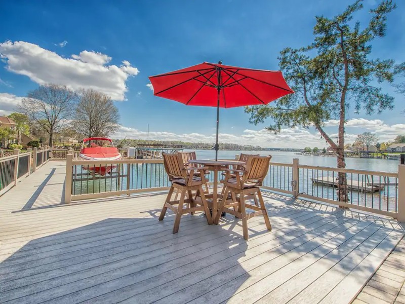 Outdoor seating at Southern Breeze Lakefront House 