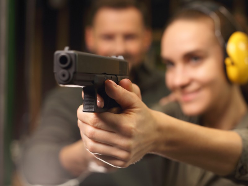 Glock, woman shoots at the shooting range