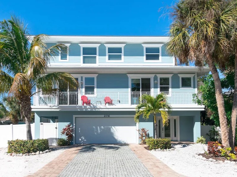 4-Bedroom Home, 3-Minute Walk To Beach