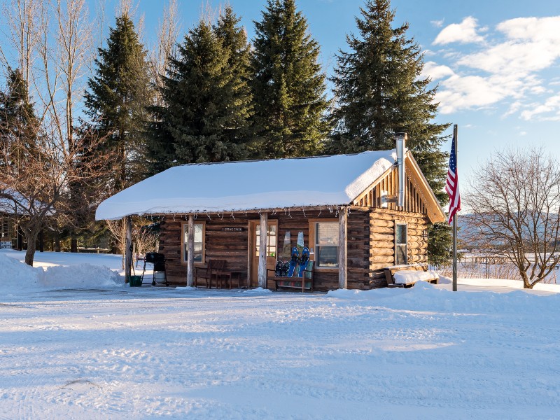 Cabin on Spring Creek Pond