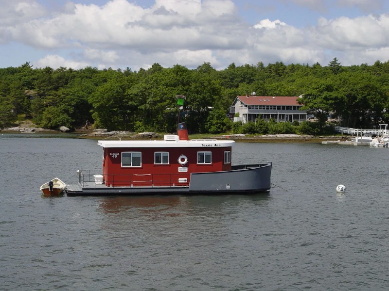 Unique, romantic, motorless floating island