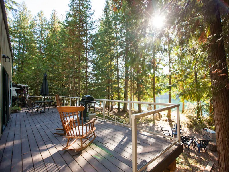 Romantic Waterfront Shabby Chic Cabin on the Clark Fork River