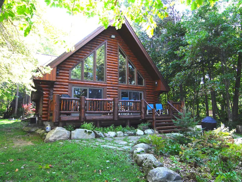 Exterior of Eaglesnest-Log home on Lake Chippewa