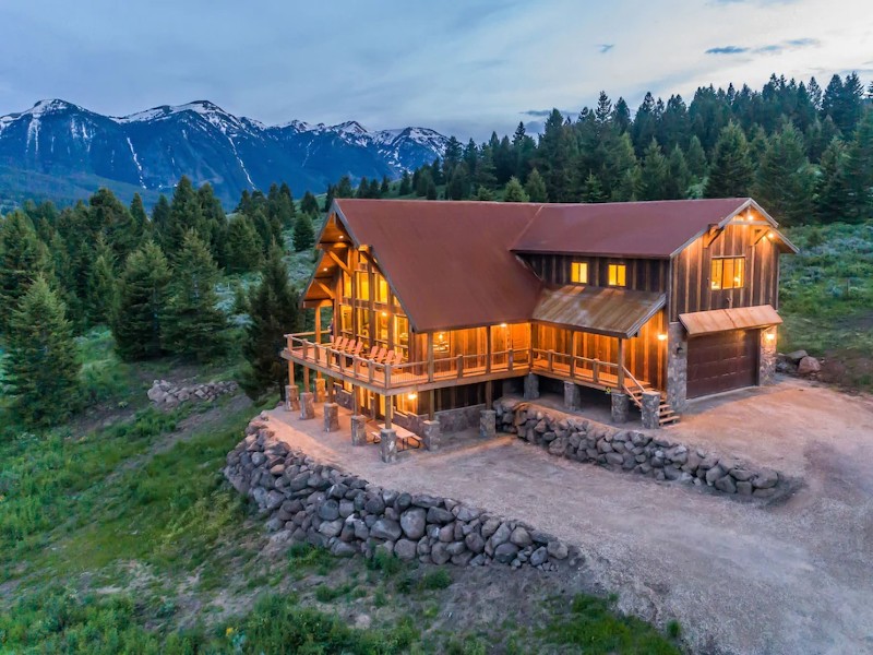 Soaring Eagle Lodge is Spacious with Stunning Views