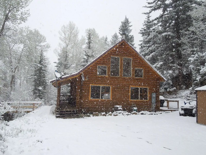 Arapaho Cliffs Log Cabin on Chicago Creek
