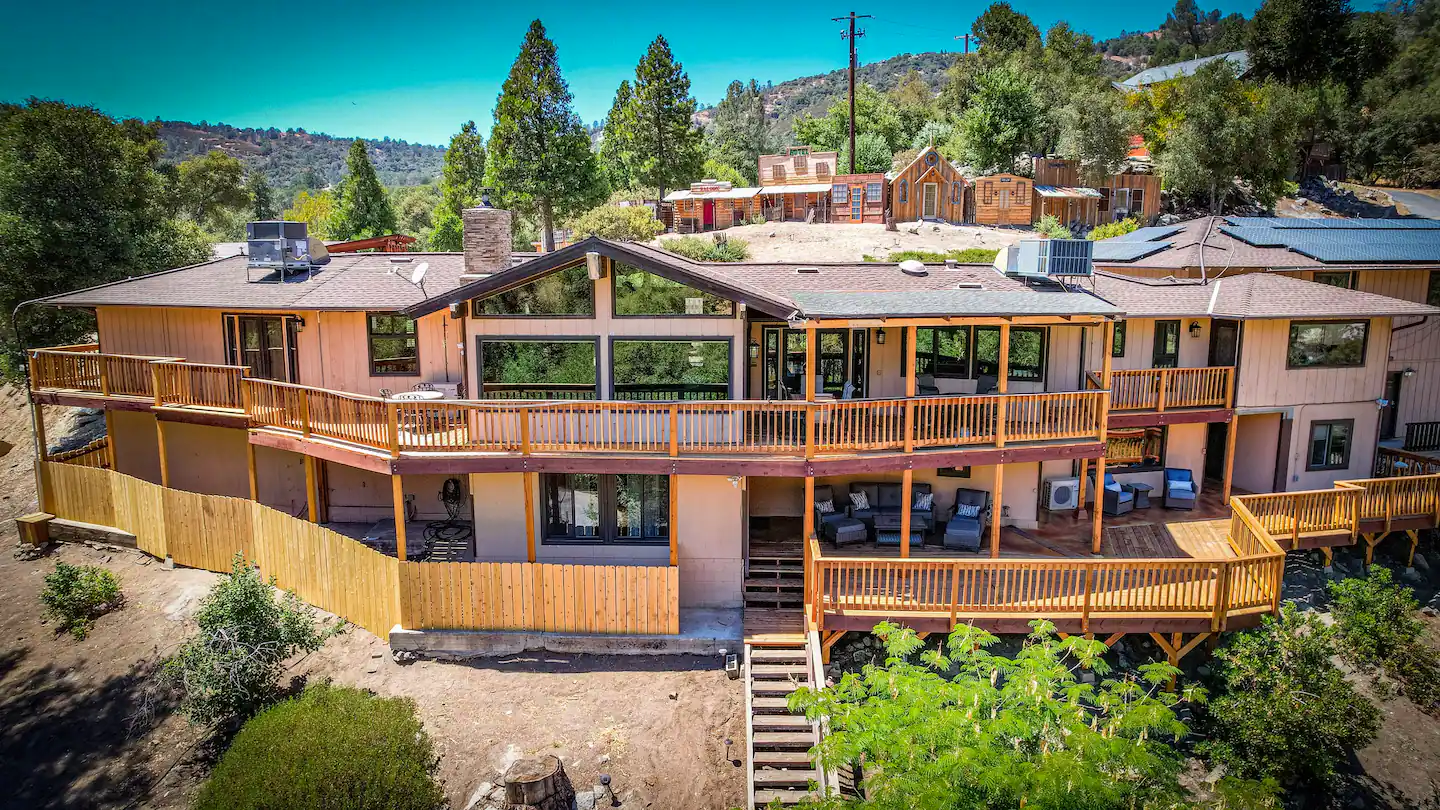 Waterfall View Retreat Near Yosemite with Spas