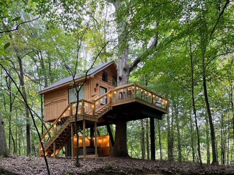 Secluded Creekside Treehouse with Hot Tub