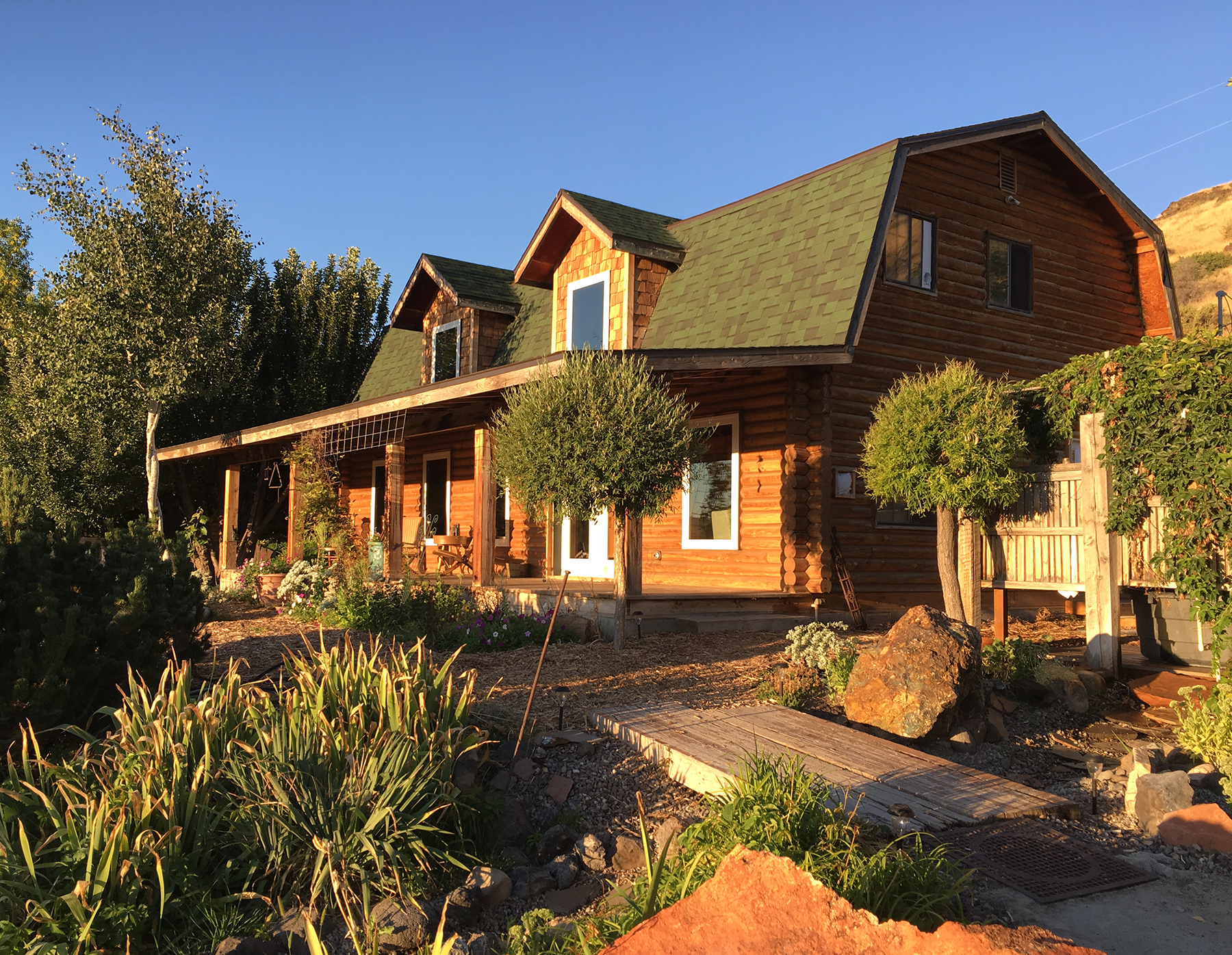 Croas Nest on River with Geothermal Hot Tub