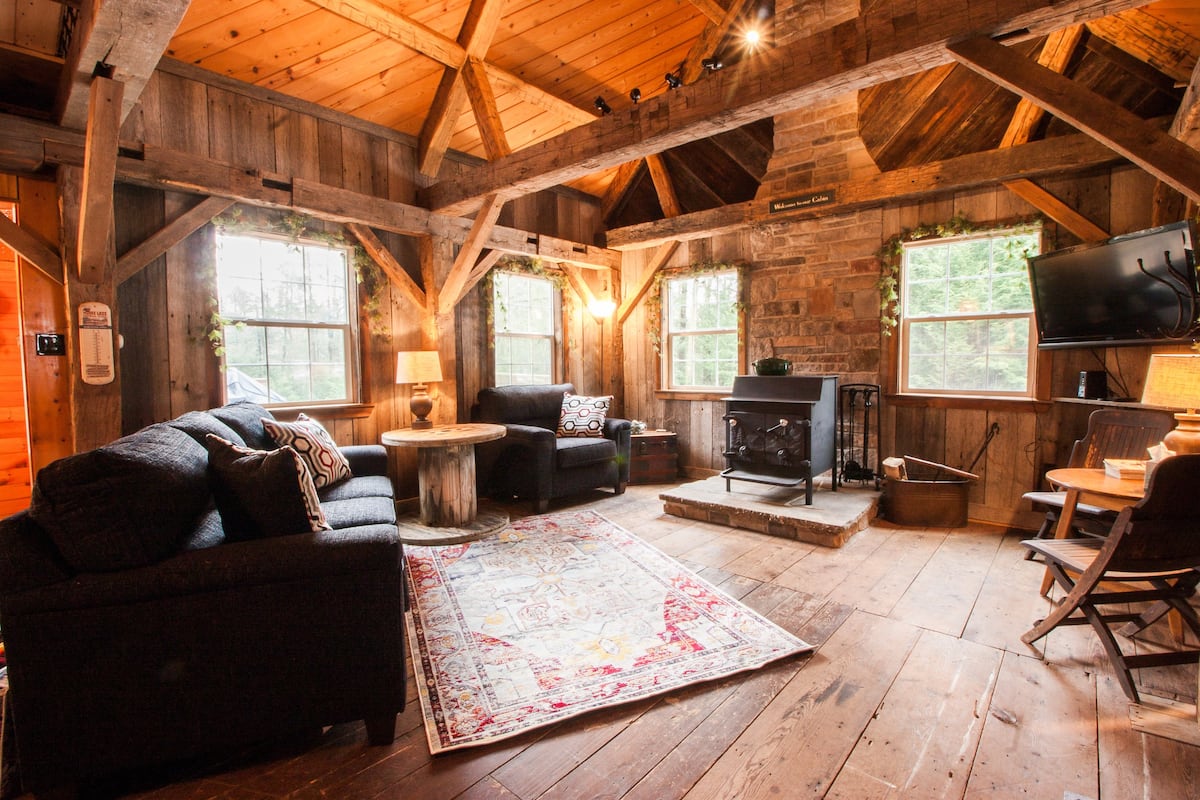 Interior of Quaint Cabin Near 2 Great PA State Parks