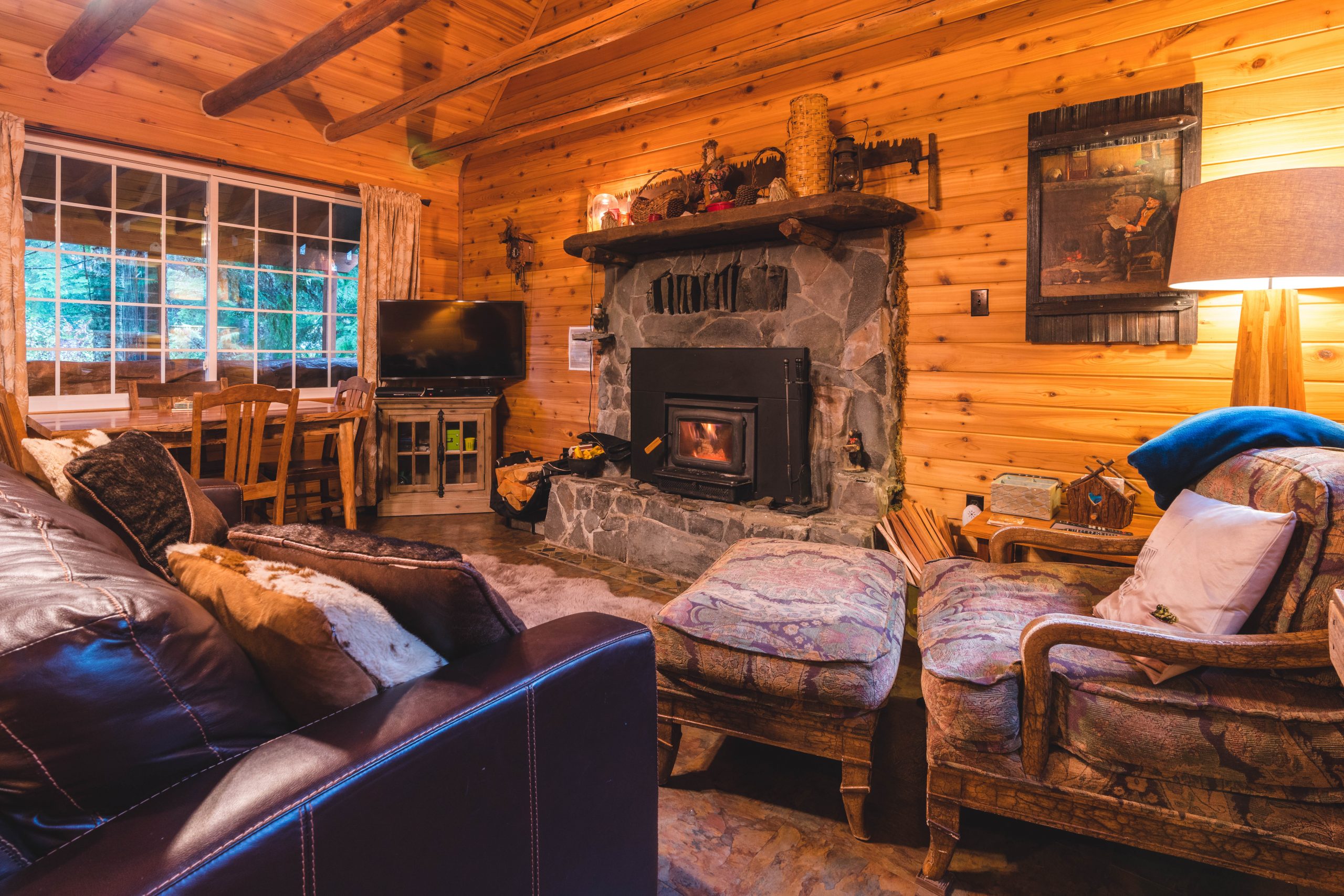 Wonderful Cabin with Hot Tub & Fireplace