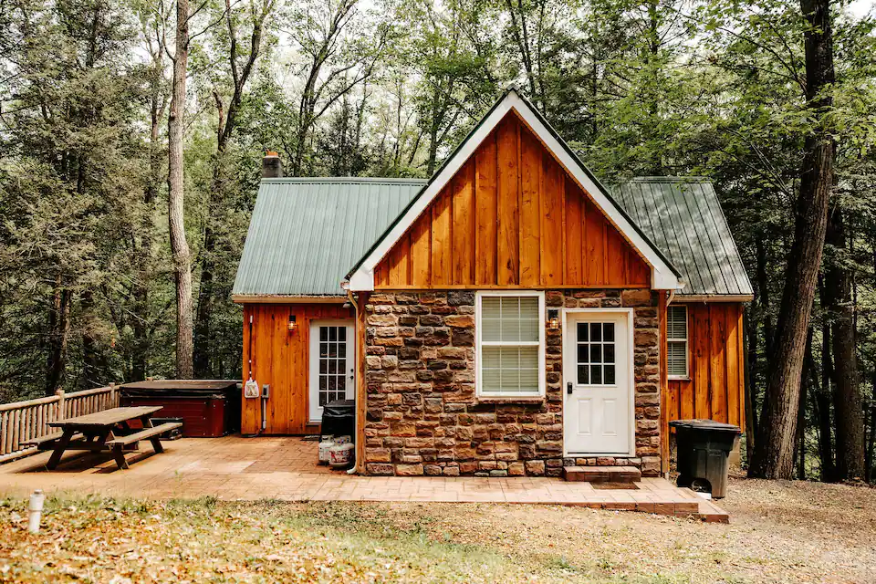 Renovated 4-Bedroom Cabin with Hot Tub & Arcade Game 