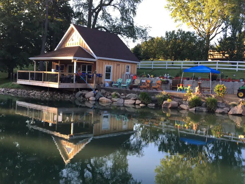 Cozy Cabin by the Pond