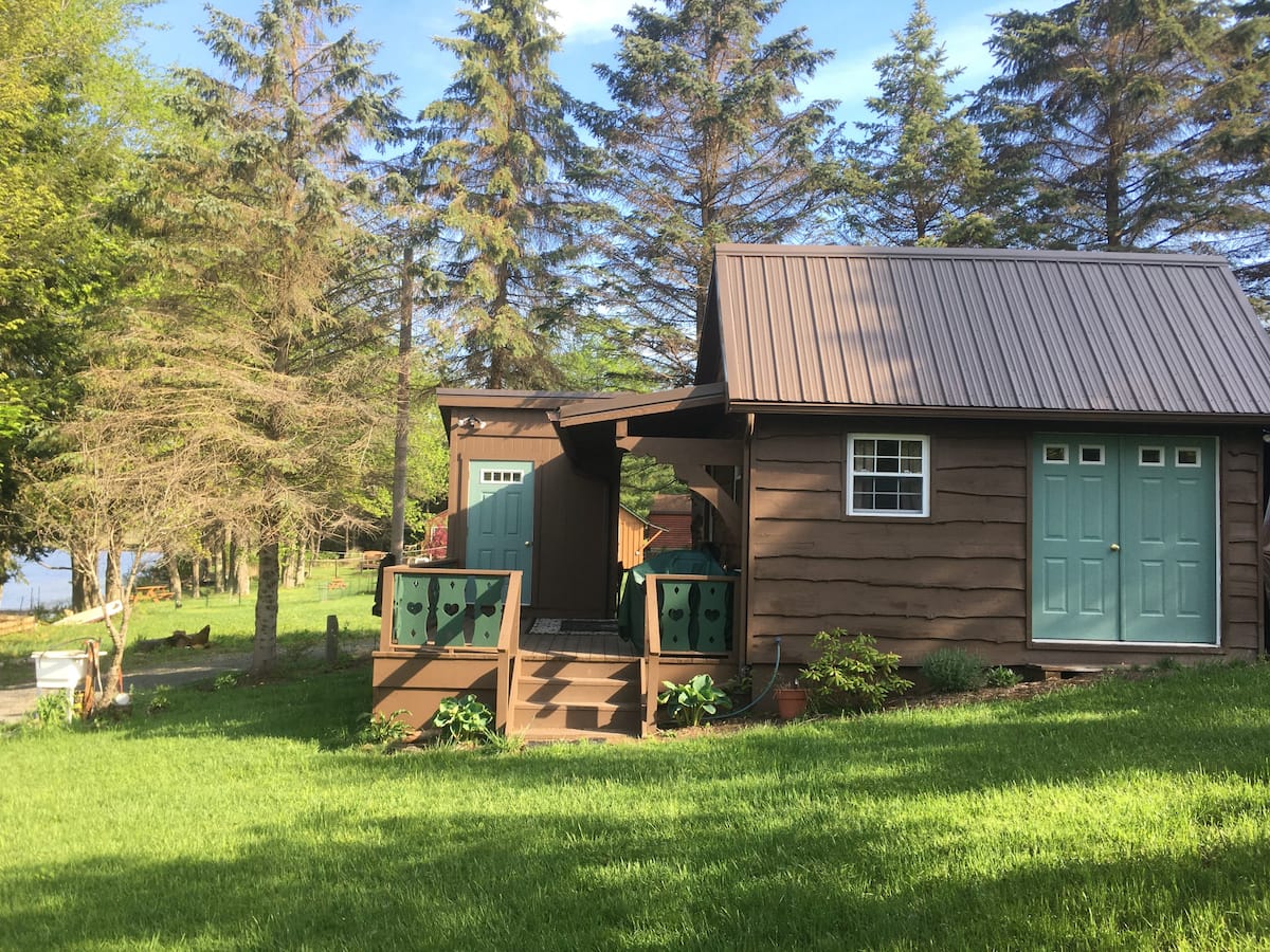 Side View - Mini House Getaway on Lake